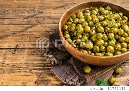 Green gooseberries, Organic Berries in a wooden bowl. Wooden background. Top view. Copy space Green gooseberries, Organic Berries in a wooden bowl. Wooden background. Top view. Copy space 81721151