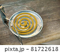 縁側で燻る蚊取り線香 81722618