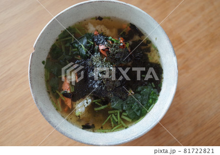 もみ海苔をたっぷりとかけた鮭茶漬け もみ海苔をたっぷりとかけた鮭茶漬け 81722821