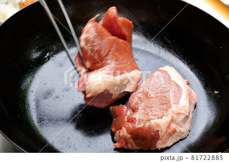 たっぷり油を引いたフライパンで焼くラム肉のステーキ 81722885