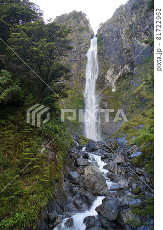 ニュージーランド　デビルズ・パンチボウル滝 81722962