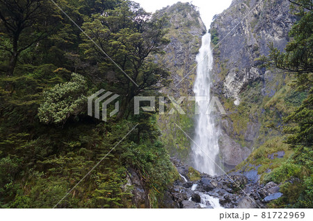 ニュージーランド　デビルズ・パンチボウル滝 81722969