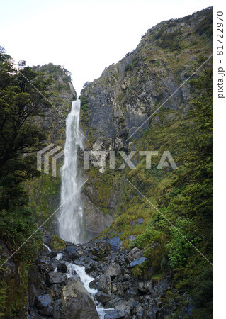 ニュージーランド　デビルズ・パンチボウル滝 81722970