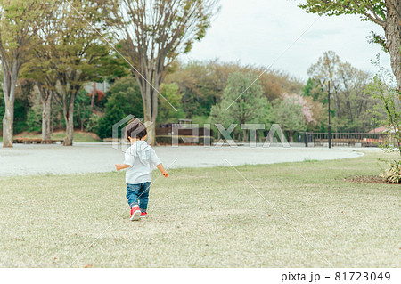 公園で遊ぶ男の子（後ろ姿・顔なし） 81723049