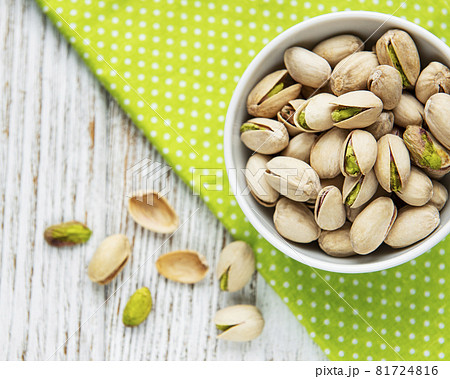 Bowl with pistachios 81724816