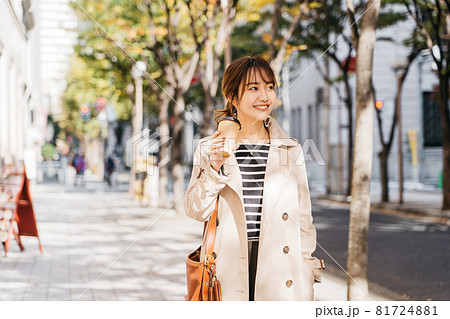 トレンチコートを着て街ブラする女性 81724881