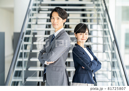 通路で腕を組む男女。 81725807