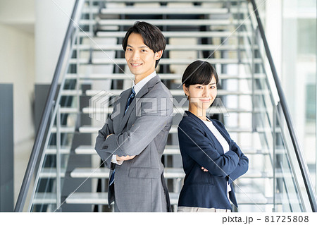 通路で腕を組む男女。 81725808