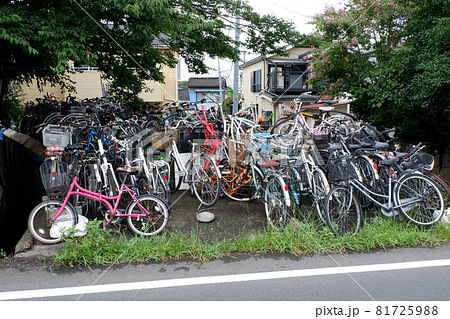 積み上げられた自転車 積み上げられた自転車 81725988
