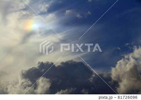 9月初めの大気が不安定で積乱雲が発達しそうな夕方の空に現れた彩雲 81726096
