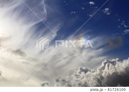 9月初めの大気が不安定で積乱雲が発達しそうな夕方の空に現れた彩雲 81726100