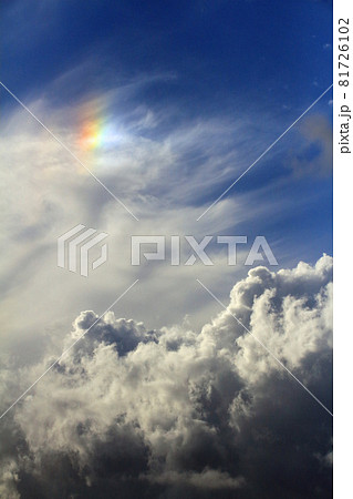 9月初めの大気が不安定で積乱雲が発達しそうな夕方の空に現れた彩雲 81726102