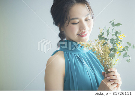 女性　緑のドレス 81726111