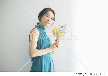 女性　緑のドレス 81726123