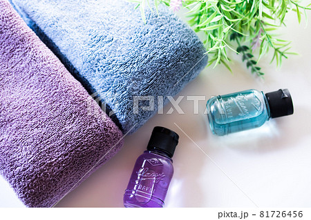 フェイスタオルとトラベル用小分け容器 81726456