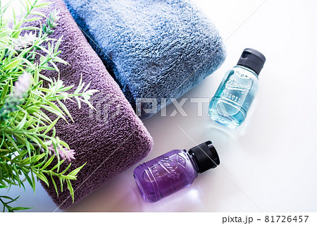 フェイスタオルとトラベル用小分け容器 フェイスタオルとトラベル用小分け容器 81726457