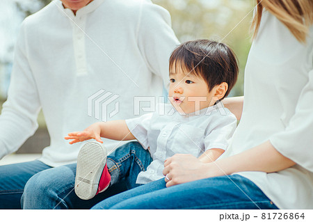 公園に遊びに来た子供 81726864