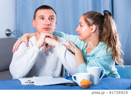 Couple struggling to pay bills 81726929