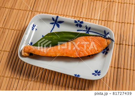 焼き鮭　Japanese food side dish salt-grilled salmon  81727439