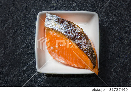 焼き鮭　Japanese food side dish salt-grilled salmon  81727440