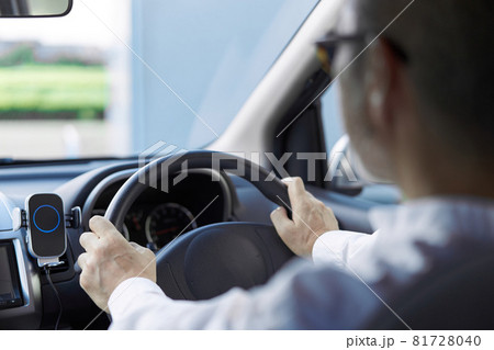 自動車を運転する高齢者の後ろ姿 自動車を運転する高齢者の後ろ姿 81728040