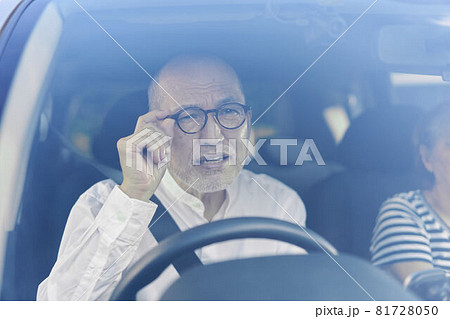 道路標識がよく見えない高齢者ドライバー 81728050