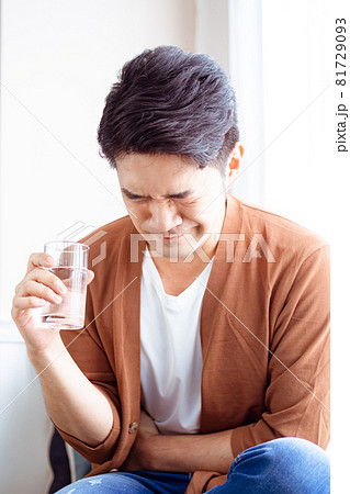 腹痛 胃痛 男 81729093