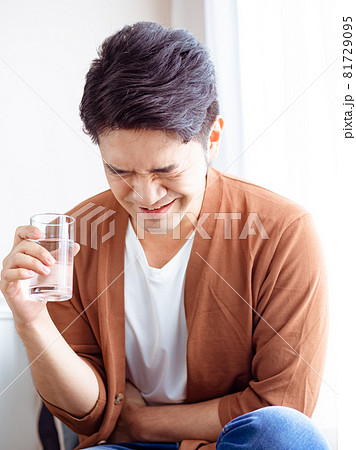 腹痛 胃痛 男 81729095