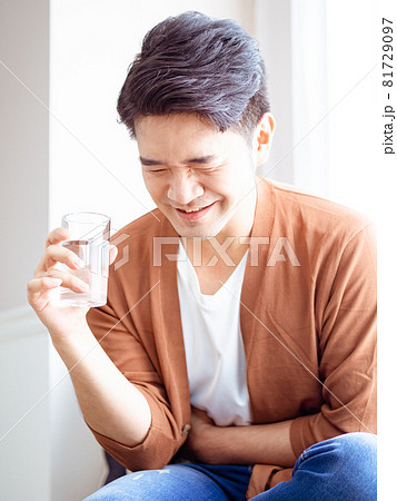腹痛 胃痛 男 81729097