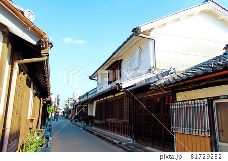 【奈良】秋の今井町 南尊坊通りの昔ながらの町並み 【奈良】秋の今井町 南尊坊通りの昔ながらの町並み 81729232