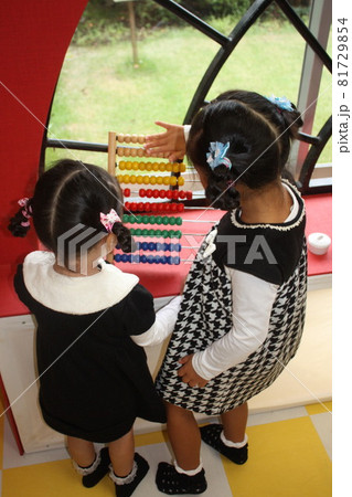 仲良し姉妹 81729854