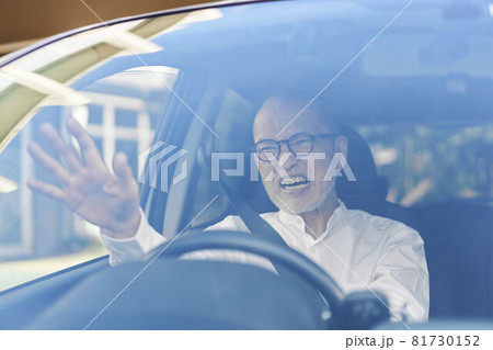 運転しながら怒る高齢者ドライバー 81730152