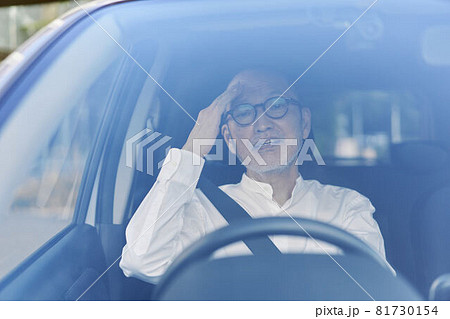 不注意でトラブルを起こした高齢者ドライバー 81730154