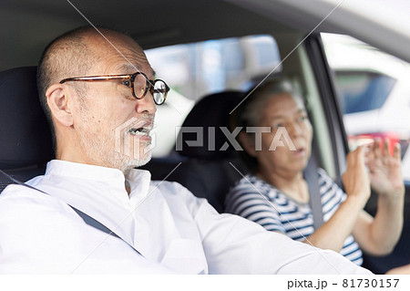 運転中にぶつかりそうになる高齢者ドライバー 運転中にぶつかりそうになる高齢者ドライバー 81730157