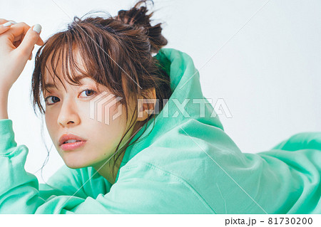 パーカー女子 81730200