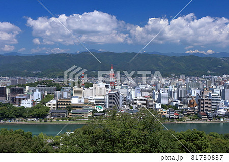 高知市の町並みを眺める　鏡川　夏　（高知県）	 81730837