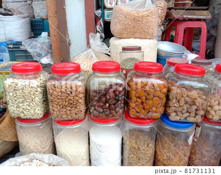 Collection of various healthy spices in the market 81731131