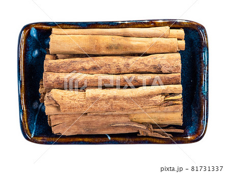top view of sticks of continental ceylon cinnamon in ceramic bowl cutout on white background top view of sticks of continental ceylon cinnamon in ceramic bowl cutout on white background 81731337