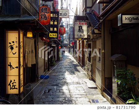 大阪ミナミ 西日が差し込む法善寺横丁 81731790