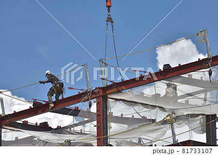鉄骨組み立て作業風景　親綱にフックかけで落下防止 81733107