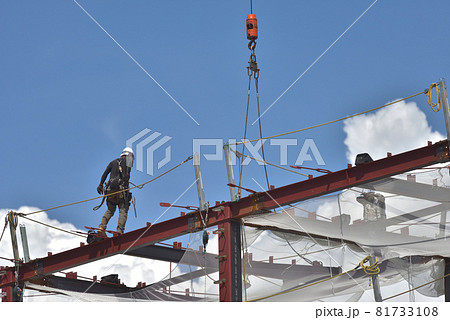 鉄骨組み立て作業風景　親綱にフックかけで落下防止 81733108