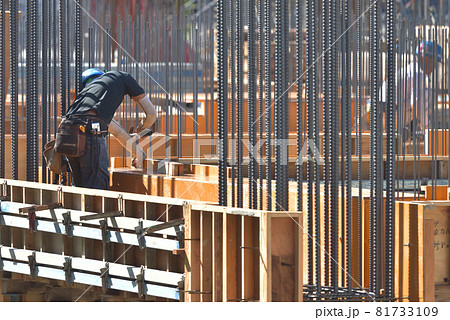 新築マンション　若い型枠大工の後ろ姿 81733109