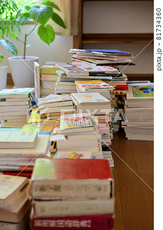 空の本棚と本 81734360