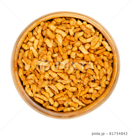 Vegan minced meat, in a wooden bowl. Substitute and alternative for ground meat, based on seasoned pea protein, passed through a spiral screw mincer. Close-up from above, over white, macro food photo. 81734842