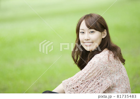微笑む女性 81735483
