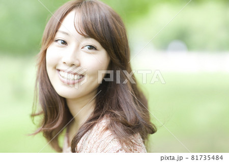 微笑む女性 81735484