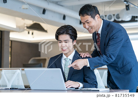 オフィスで新入社員に指導するミドルエイジの男性 撮影協力:WEEK芝大門(サンフロンティア不動産) オフィスで新入社員に指導するミドルエイジの男性 撮影協力:WEEK芝大門(サンフロンティア不動産) 81735549