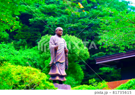 古都鎌倉にある、比企能員ゆかりの古刹、妙本寺の広大な境内に立つ、日蓮上人の像 81735615