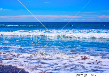 波が絶え間なく打ち寄せる砂浜 81736068