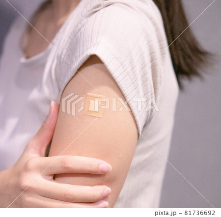 コロナウイルスのワクチン接種をした腕 81736692